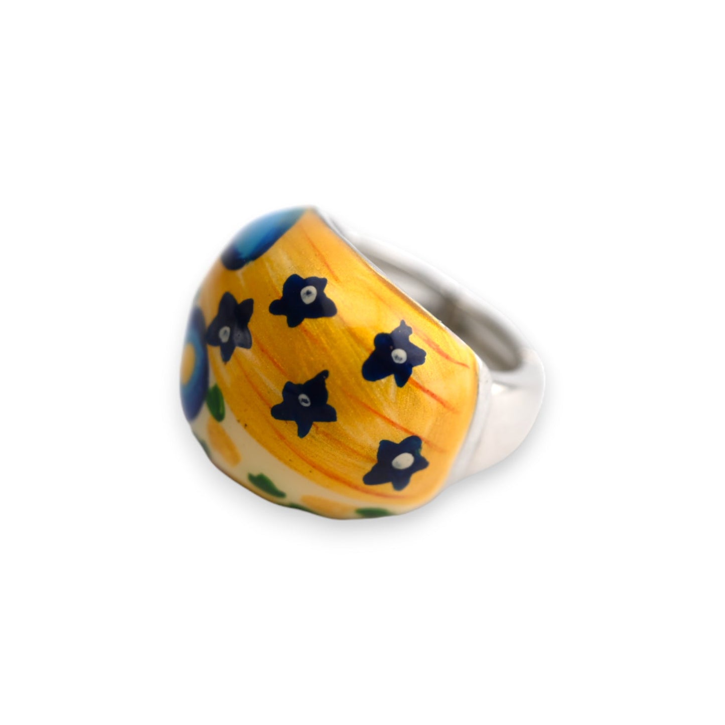 Silberner Ring mit handbemaltem, gelbem Blumenmuster und blauen Sternblüten, künstlerisches Schmuckstück