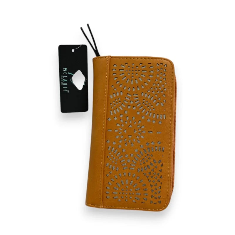 Senfgelbe Geldbörse Mélanie Paris mit silbernem Lochmuster und schwarzem Etikett