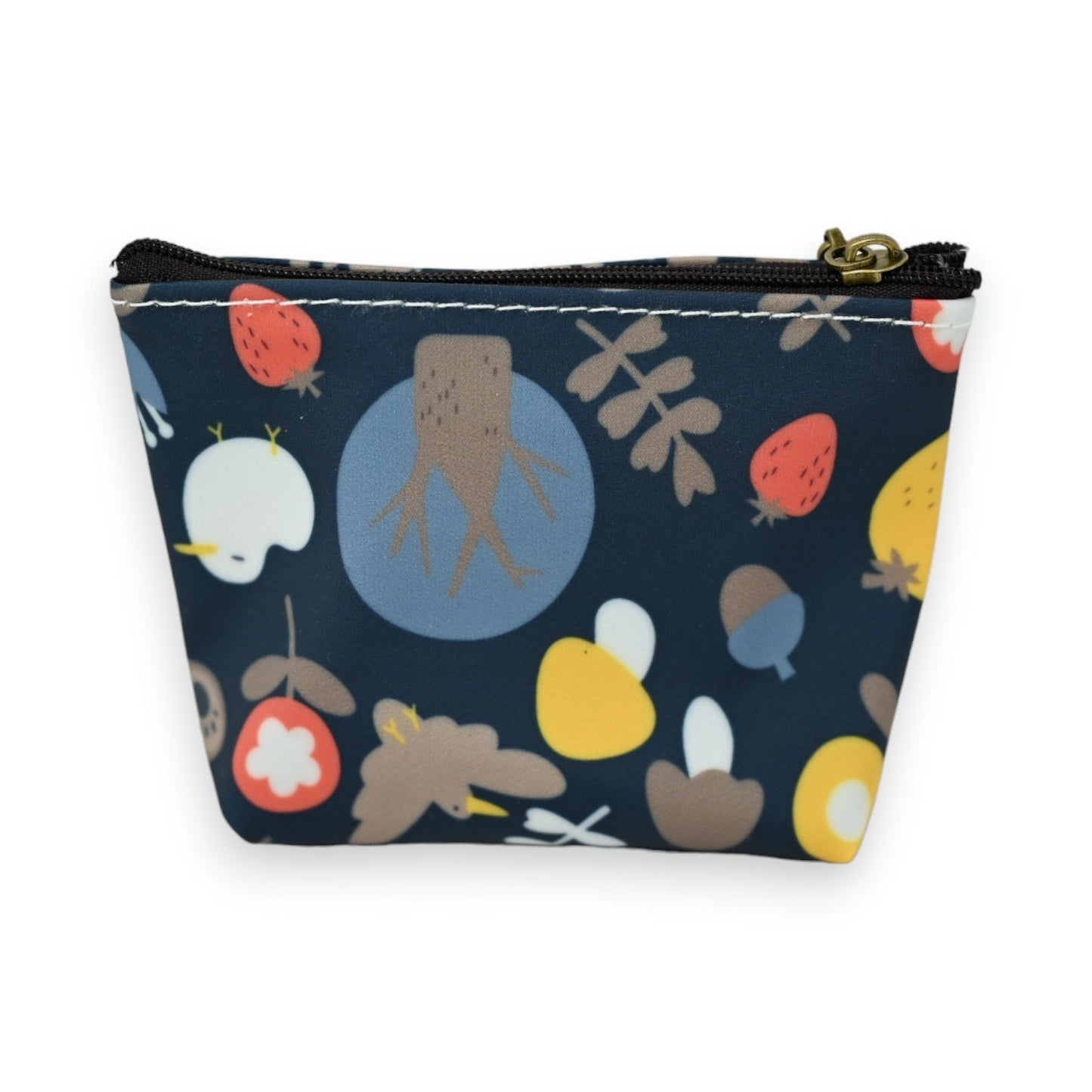 Geldbörse mit buntem Waldmuster: Pilze, Erdbeeren, Blätter und Äste auf dunkelblauem Hintergrund. Reißverschluss oben.