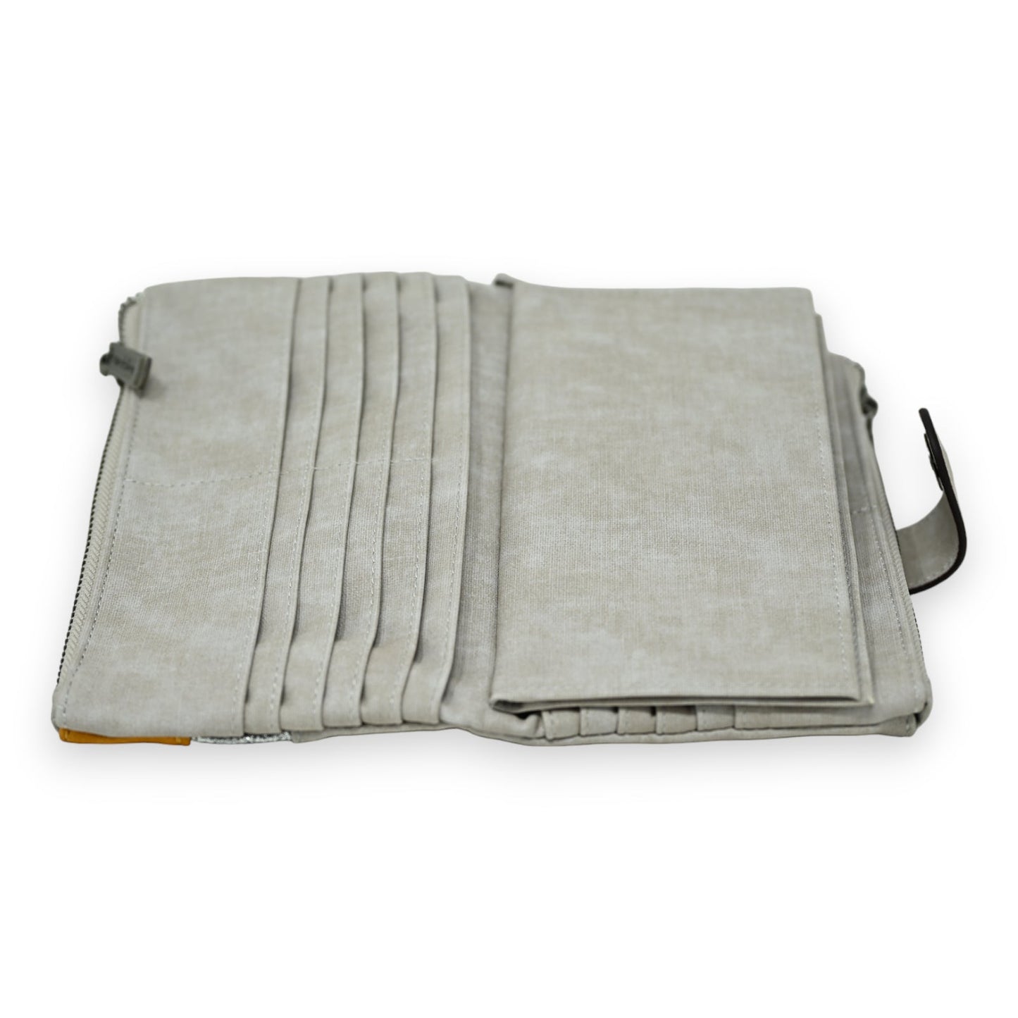 Elegante Geldbörse aus grauem Stoff mit mehreren Kartenfächern, geöffnet, mit gelber Innenseite und Reißverschluss