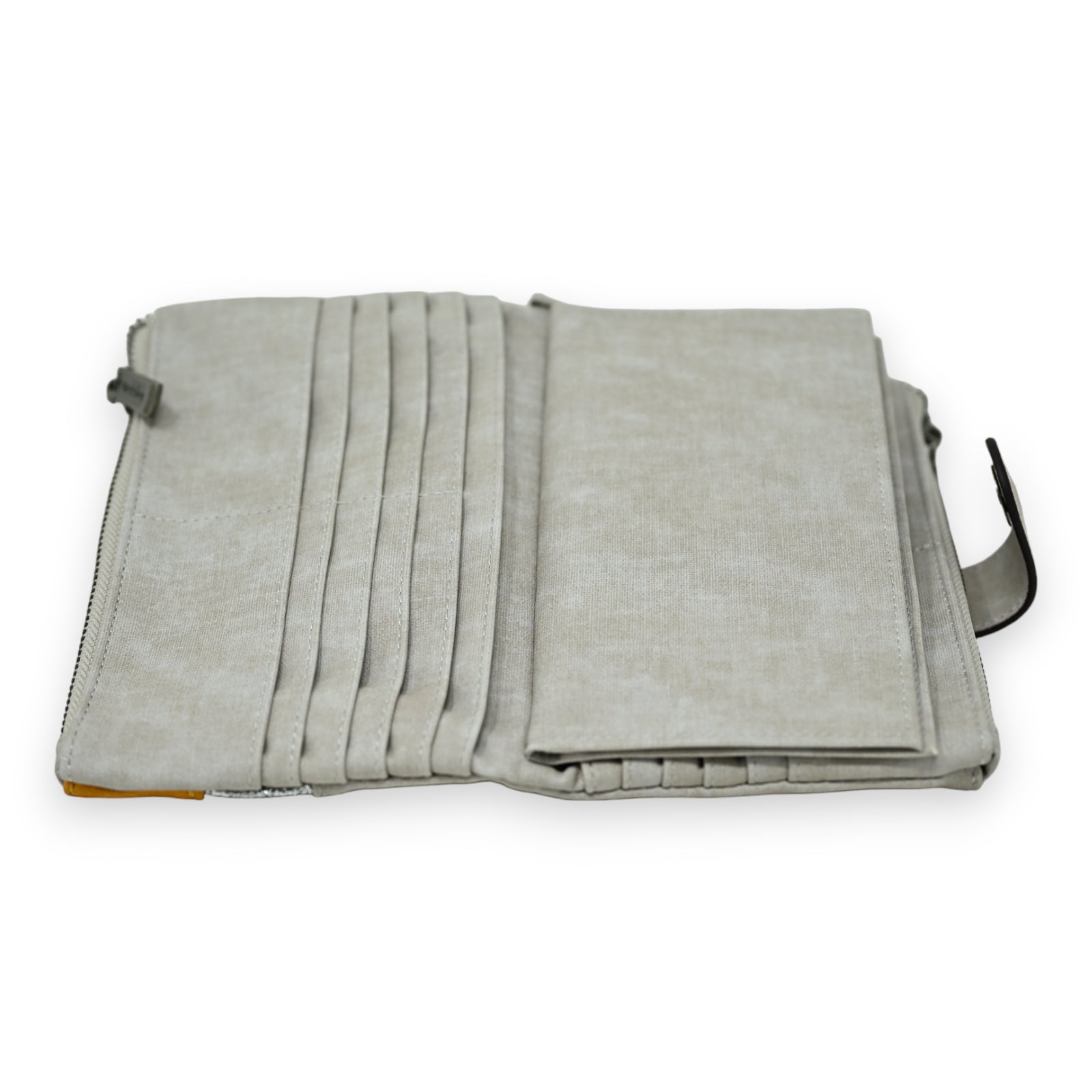 Elegante Geldbörse aus grauem Stoff mit mehreren Kartenfächern, geöffnet, mit gelber Innenseite und Reißverschluss