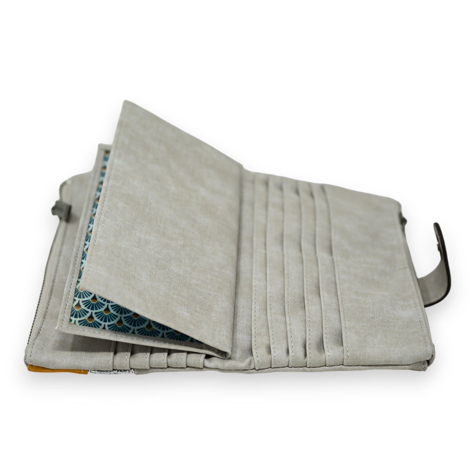 Elegante graue Geldbörse mit mehreren Kartenfächern, geöffnet zeigt blaues Innenfutter mit Fächermuster, Reißverschluss
