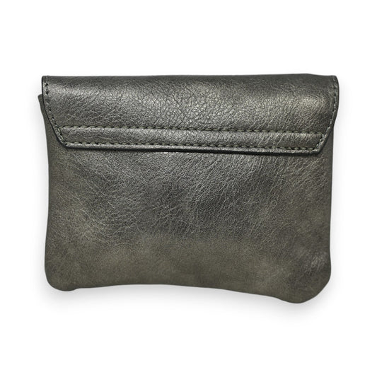 Metallisch graue Leder-Geldbörse mit genarbter Oberfläche und Klappe, kompakt und elegant im Design