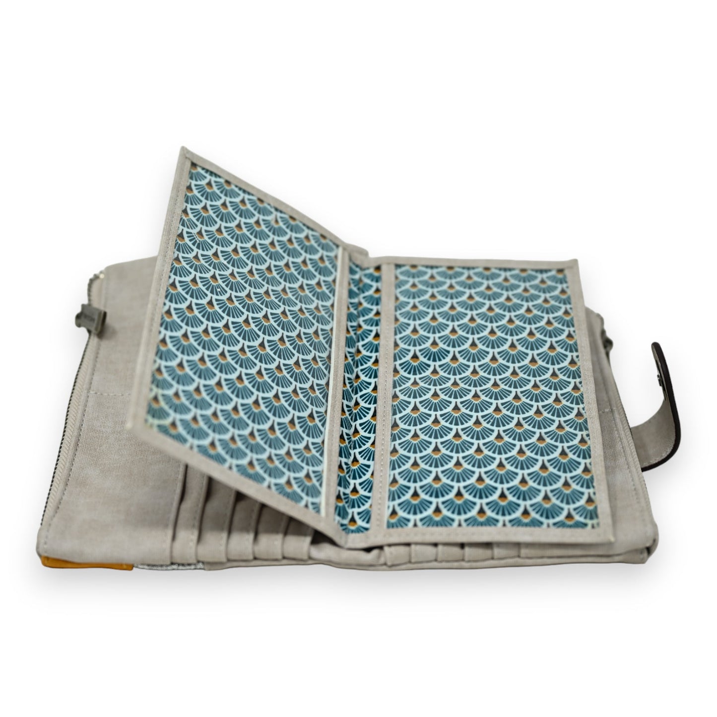 Offene Geldbörse mit silbernem Leder und blau-goldenem Muster im Inneren, Art-Deco-Stil, Nahaufnahme