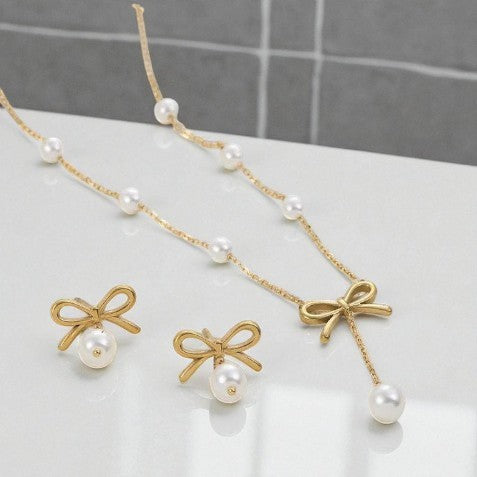 Vergoldetes Schmuckset mit Perlen und Schleifen bestehend aus Kette und Ohrringen