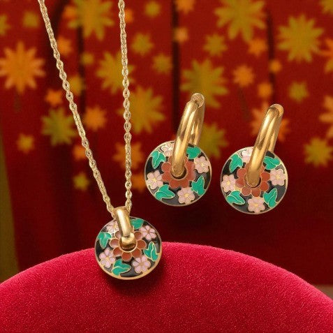 Vergoldetes Schmuckset mit grün-rosa Blumenmuster bestehend aus Kette und Ohrringen