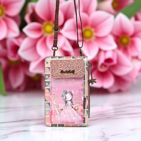 Rosa Umhängetasche mit Spitze, Blumenmuster und Cartoon-Mädchenmotiv vor pinken Blumen