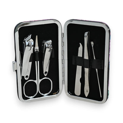 Maniküre-Set mit 6 Teilen in silbernem Etui: Nagelknipser, Schere, Nagelfeile, Pinzette und weitere Pflegeinstrumente