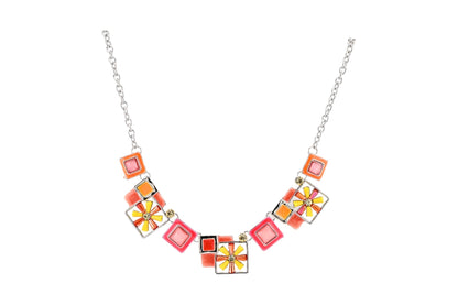 Bunte geometrische Halskette mit Blumenmotiven in Orange, Pink und Gelb, quadratische Anhänger an Silberkette