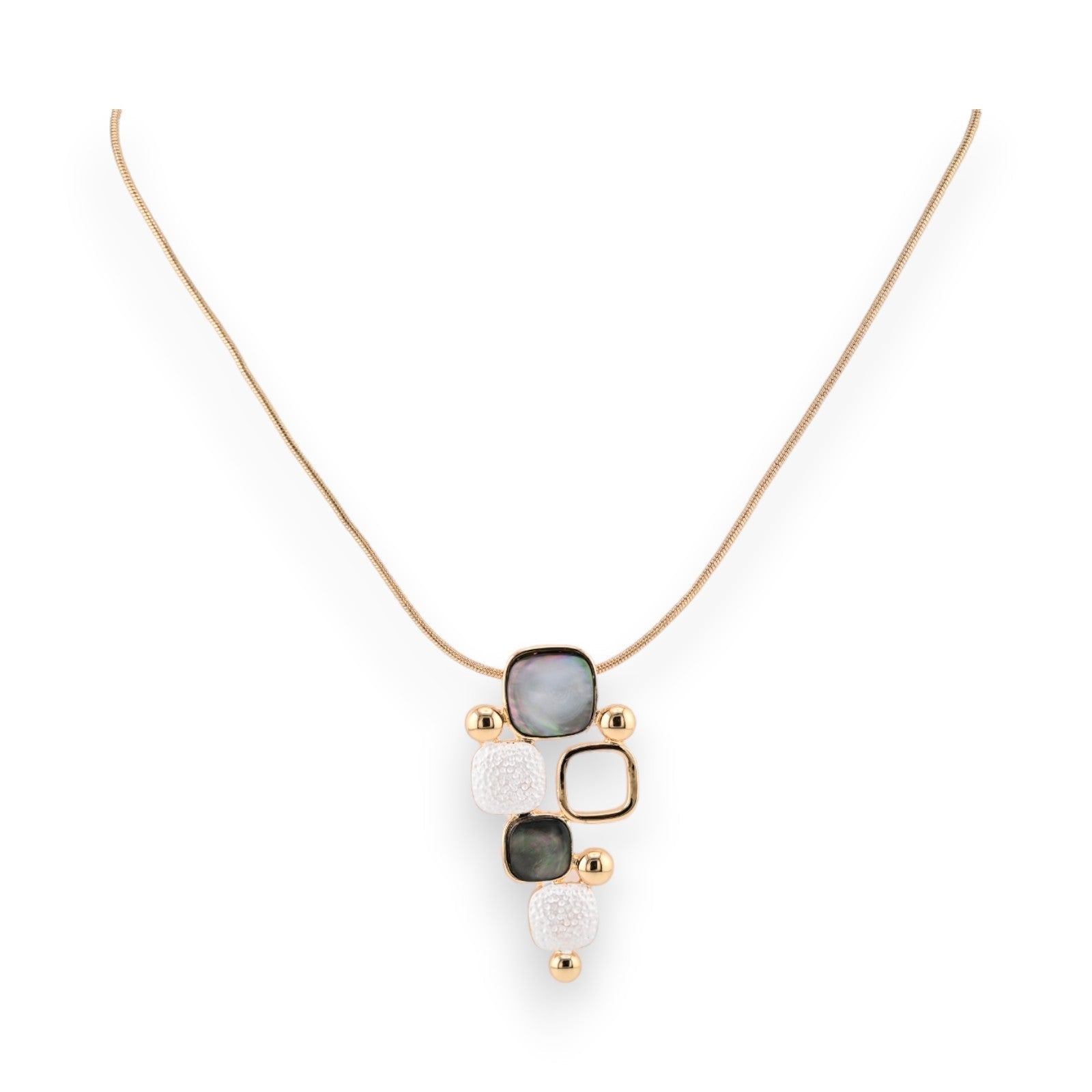 Elegante Halskette mit geometrischem Anhänger aus Gold, Perlmutt und weißen Steinen auf feiner Goldkette