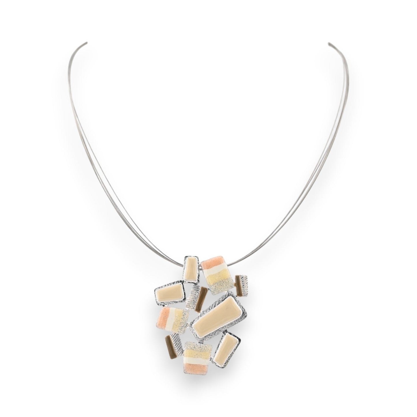 Elegante Halskette mit geometrischem Anhänger aus beige-farbenen Elementen auf silberner Kette, moderner Schmuck