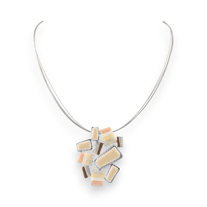 Elegante Halskette mit geometrischem Anhänger aus beige-farbenen Elementen auf silberner Kette, moderner Schmuck