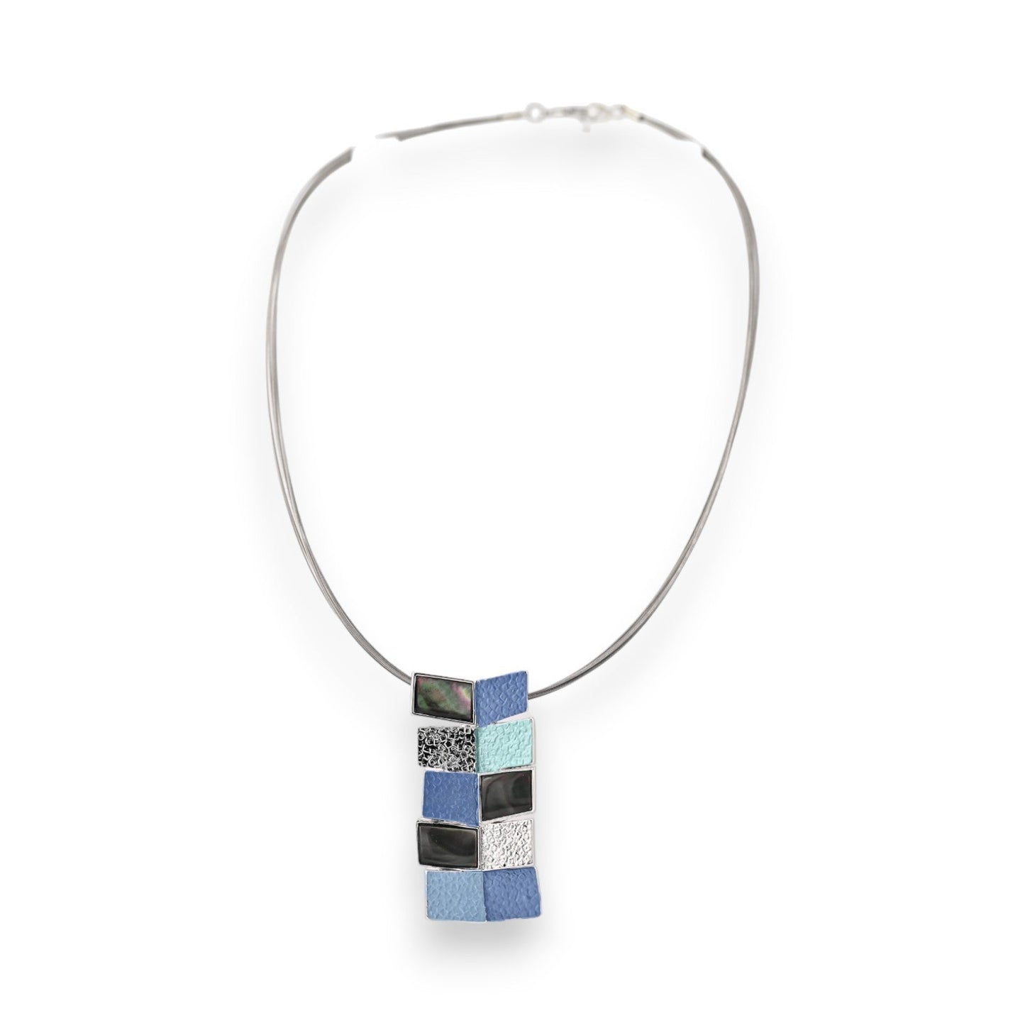 Moderne geometrische Halskette mit blauen, silbernen und türkisen Quadraten auf silberner Kette, Designerschmuck von Ikita