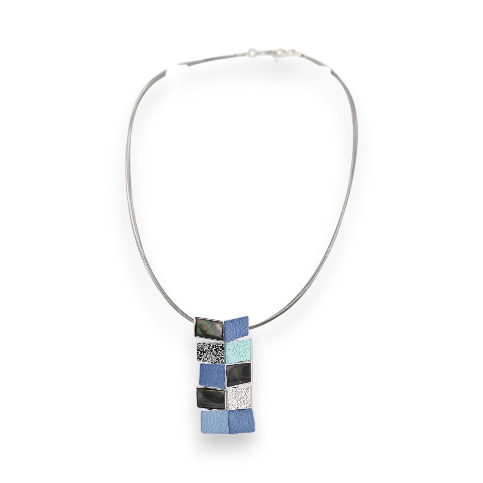Moderne geometrische Halskette mit blauen, silbernen und türkisen Quadraten auf silberner Kette, Designerschmuck von Ikita