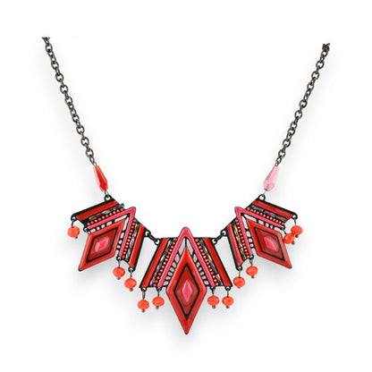 Geometrische Halskette mit roten Diamantformen und Perlen an schwarzer Kette, moderner Statement-Schmuck in Rot und Schwarz