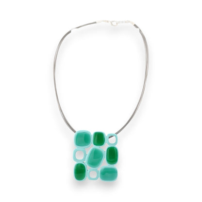 Moderne geometrische Halskette mit quadratischem Anhänger aus türkis-grünen Glassteinen auf silbernem Draht