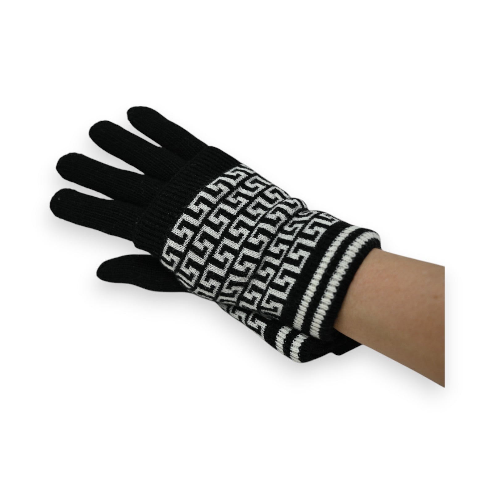Schwarzer Handschuh mit geometrischem weiß-schwarzem Muster am Handgelenk, auf Hand getragen, isoliert auf weißem Hintergrund
