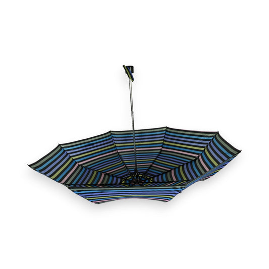 Manueller Falt-Regenschirm mit blau-grün gestreiftem Muster, aufgespannt liegend, mit Metallgriff und Kunststoffknauf