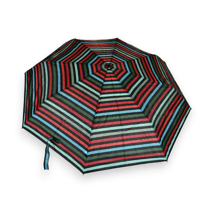 Gestreifter Regenschirm mit bunten Linien in Rot, Grün, Blau und Mint, manuell aufklappbar, auf weißem Hintergrund