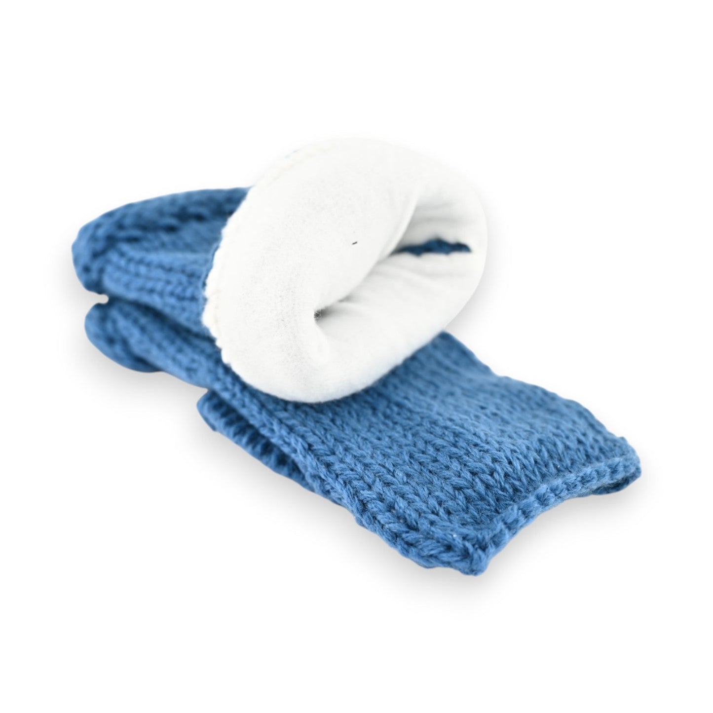 Gestrickte fingerlose Handschuhe in Entenblau mit weißem Futter, auf weißem Hintergrund präsentiert