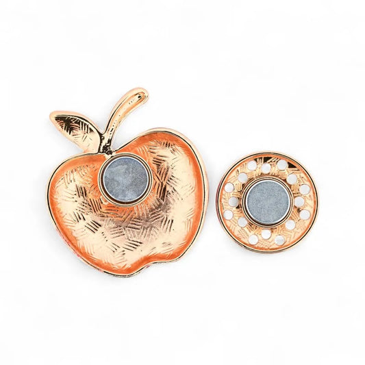 Glänzender roter emaillierter Apfel mit Biss - originale magnetische Fruchtbrosche