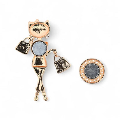 Glamouröse Katze schwarzes Outfit oversized Brille Einkaufstaschen - modisches Statement-Brosche