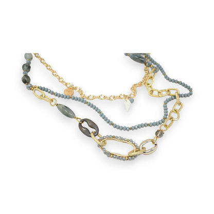 Mehrreihige Halskette mit goldenen Ketten und grauen Perlen, verschiedene Anhänger und Glieder in Gold und Grautönen
