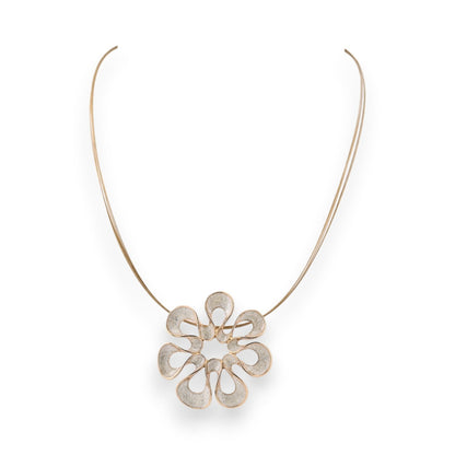 Elegante goldene Halskette mit Blumenanhänger, filigrane Blütenform aus geschwungenen Elementen, zartes Design
