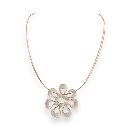 Elegante goldene Halskette mit Blumenanhänger, filigrane Blütenform aus geschwungenen Elementen, zartes Design