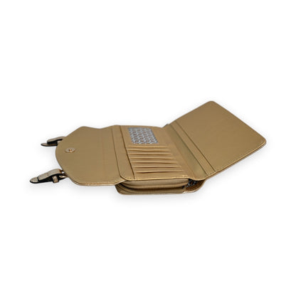 Elegante goldene Brieftasche mit Reißverschluss, Kartenfächern und strukturiertem Design, geöffnet auf weißem Hintergrund