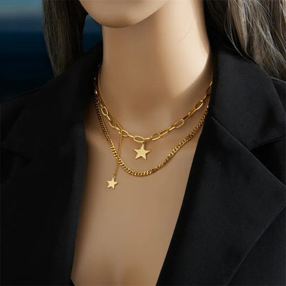 Goldene Doppelkette mit Sternenanhängern auf Schaufensterpuppe, elegant kombiniert mit schwarzem Blazer