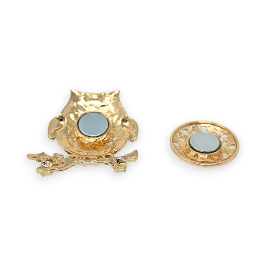 Goldene magnetische Eulenbrosche mit Blumenmuster und rundem Magnetteil, filigran verziert, auf weißem Hintergrund
