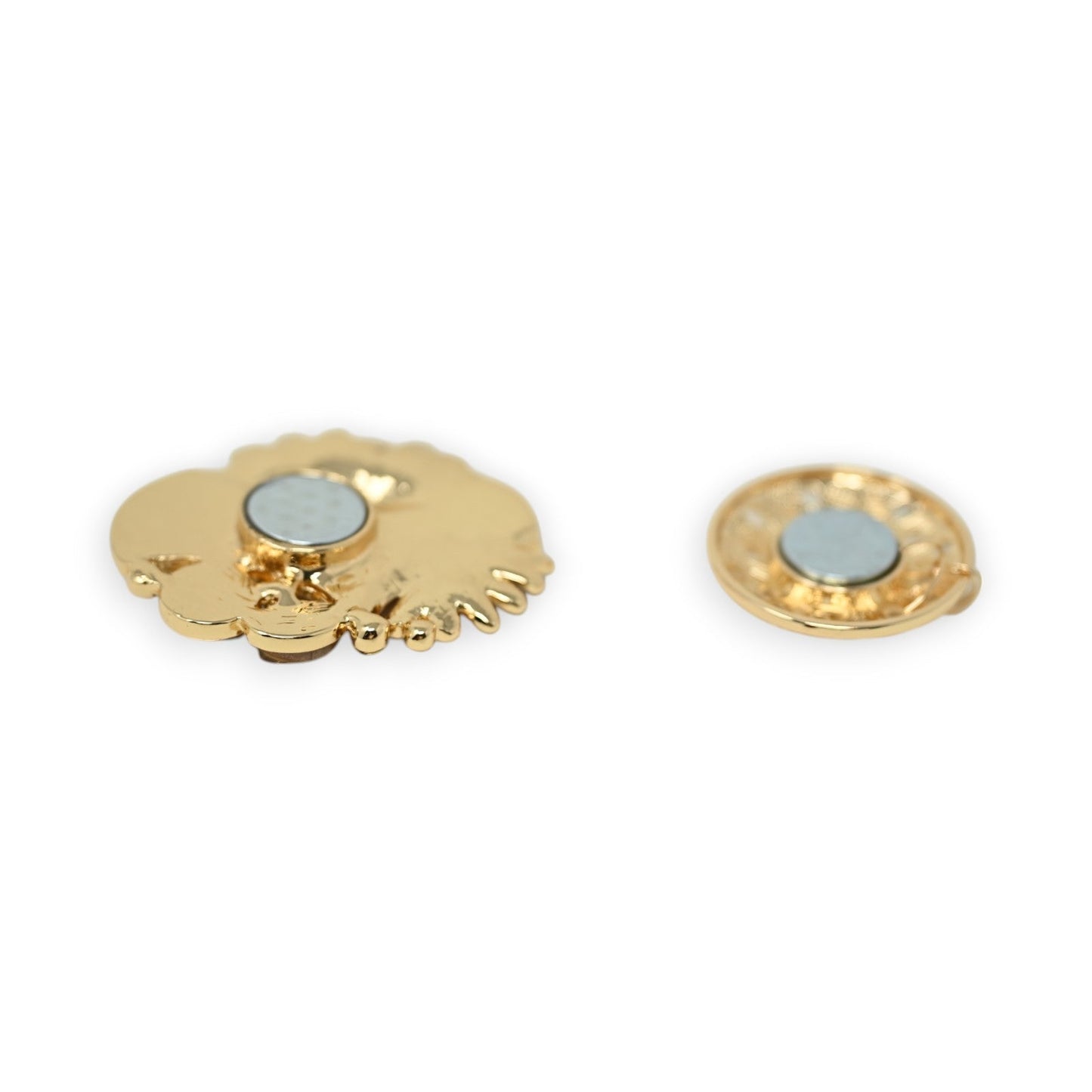 Goldene Herbst-Gänseblümchen-Brosche mit grünen Magneten, zwei Teile, detailliertes Blumendesign, eleganter Schmuck