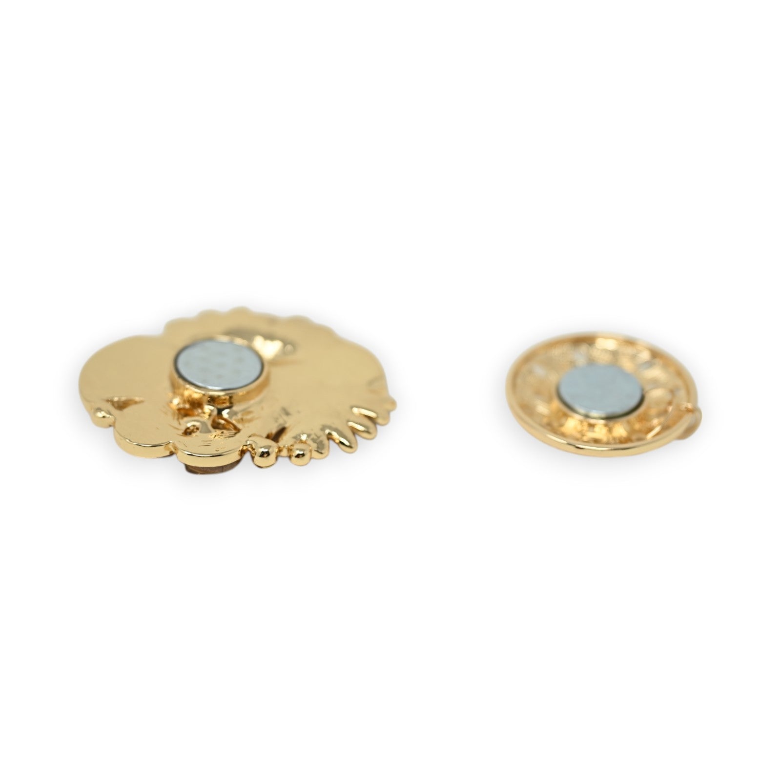 Goldene Herbst-Gänseblümchen-Brosche mit grünen Magneten, zwei Teile, detailliertes Blumendesign, eleganter Schmuck