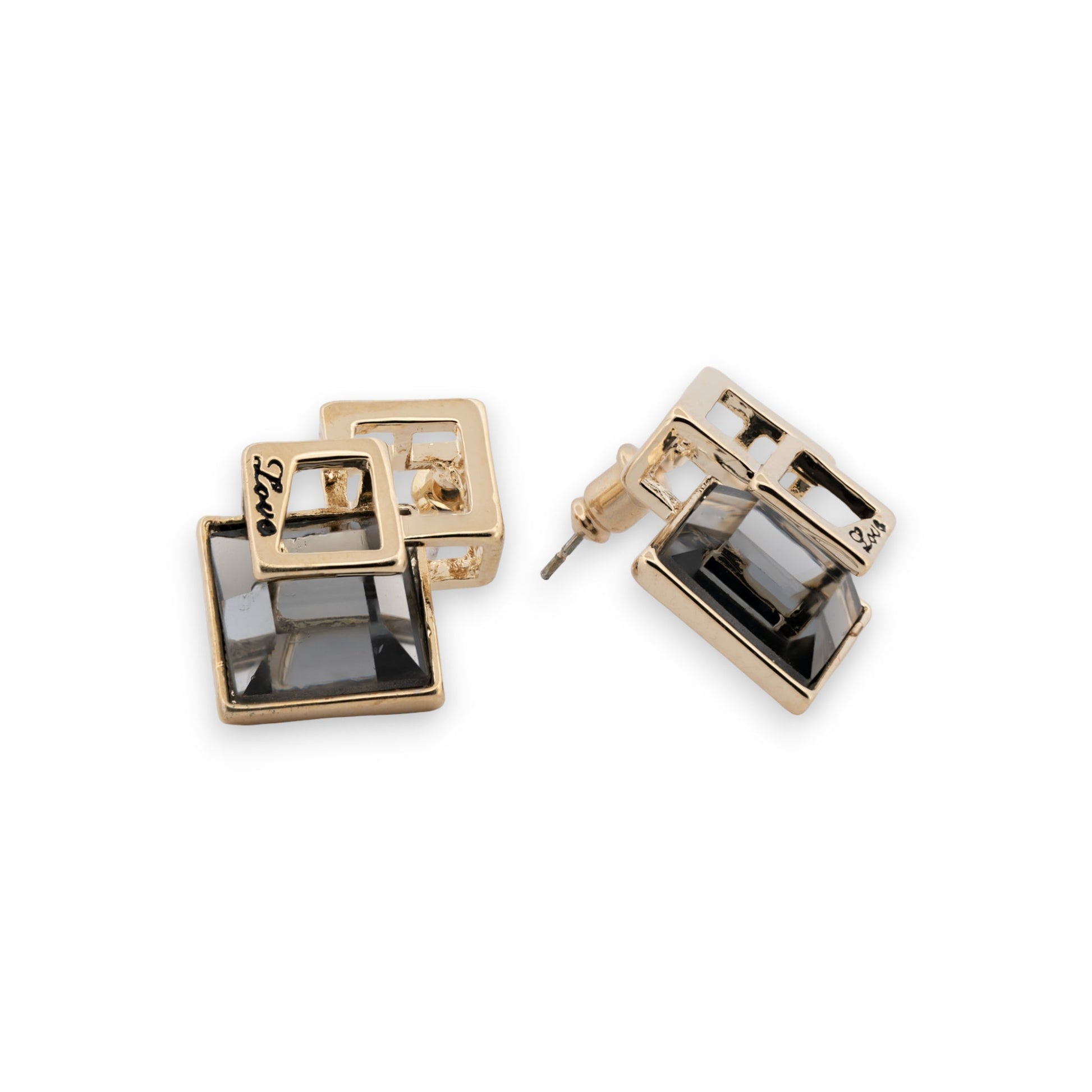 Schicke, goldene, geometrische Ohrringe im Trend