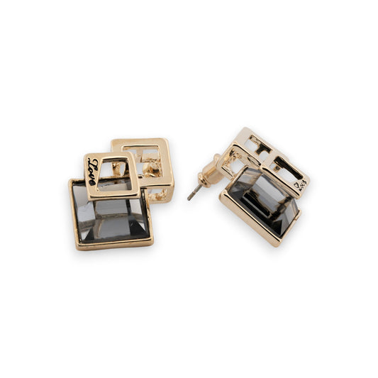 Schicke, goldene, geometrische Ohrringe im Trend