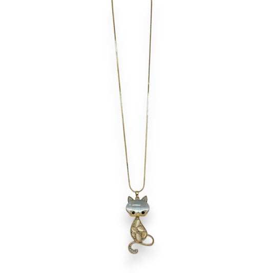 Goldene Halskette mit Katzenanhänger, weißer Stein als Kopf, filigrane Körperdetails, elegantes Design