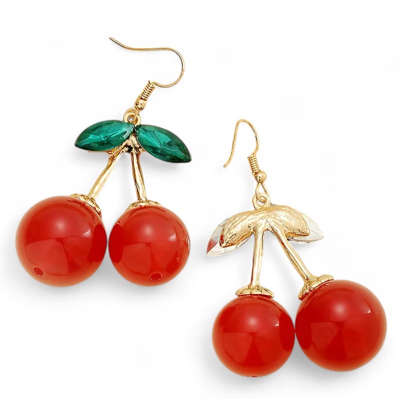 Goldene Ohrringe in Kirschform mit roten Perlen als Kirschen und grünen Kristallen als Blätter, eleganter Modeschmuck