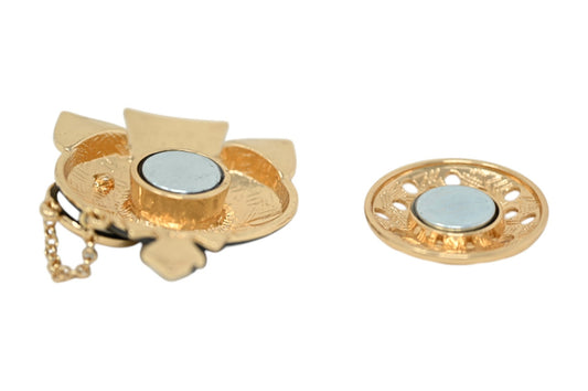 Goldene magnetische Brosche mit Blütenform und rundem Magneten, daneben kleinere runde Brosche mit Ornamenten