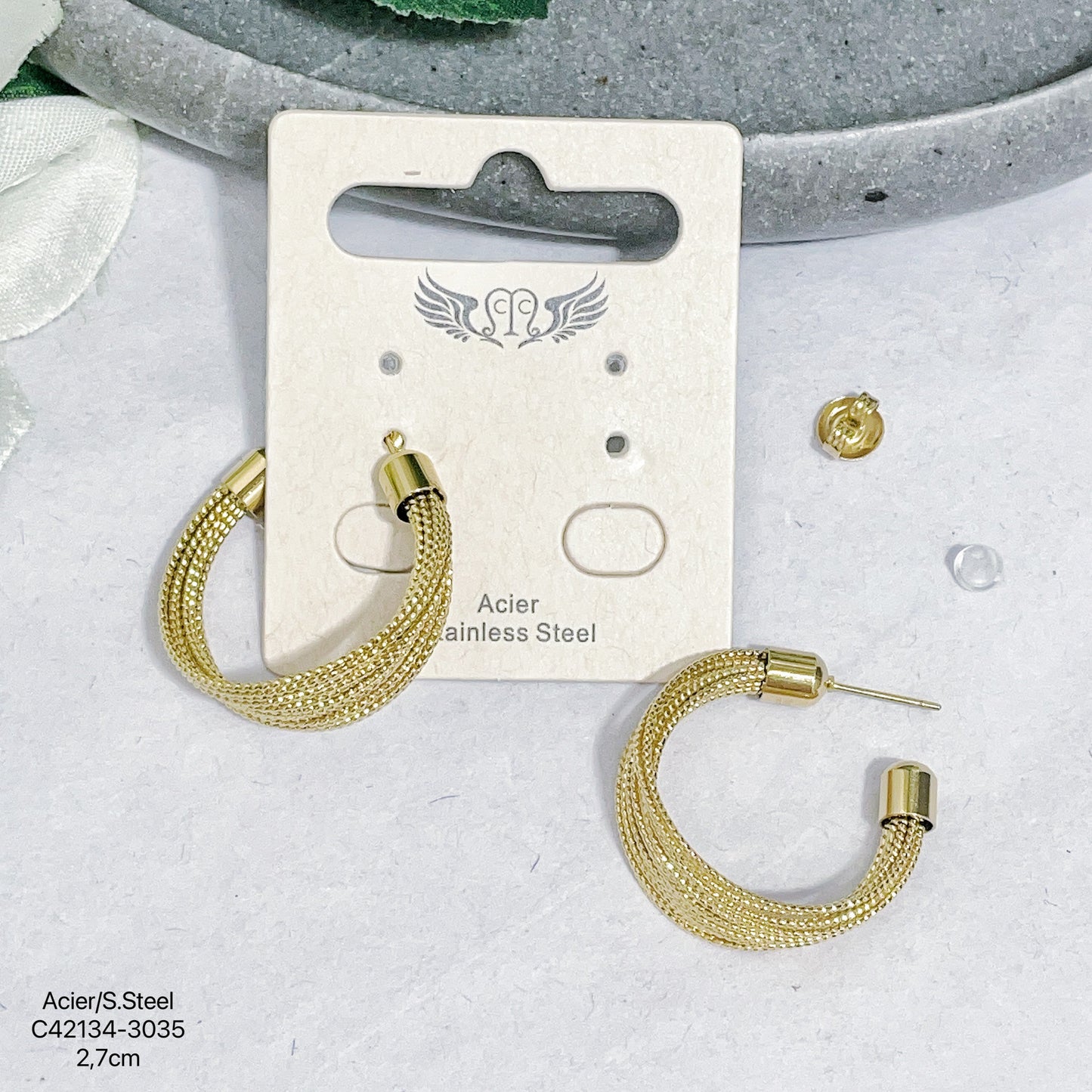 Goldene mehrreihige Creolen aus Edelstahl, 2,7cm, auf Produktkarte mit Flügel-Logo und Verpackungsdetails