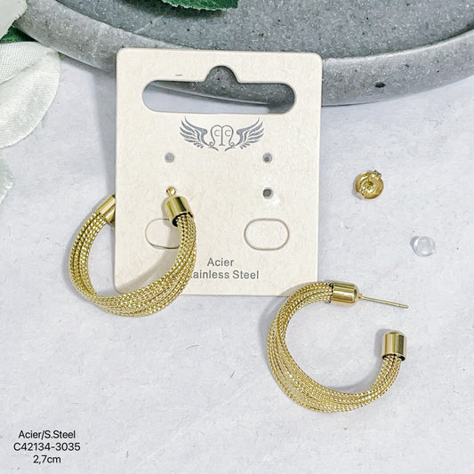 Goldene mehrreihige Creolen aus Edelstahl, 2,7cm, auf Produktkarte mit Flügel-Logo und Verpackungsdetails