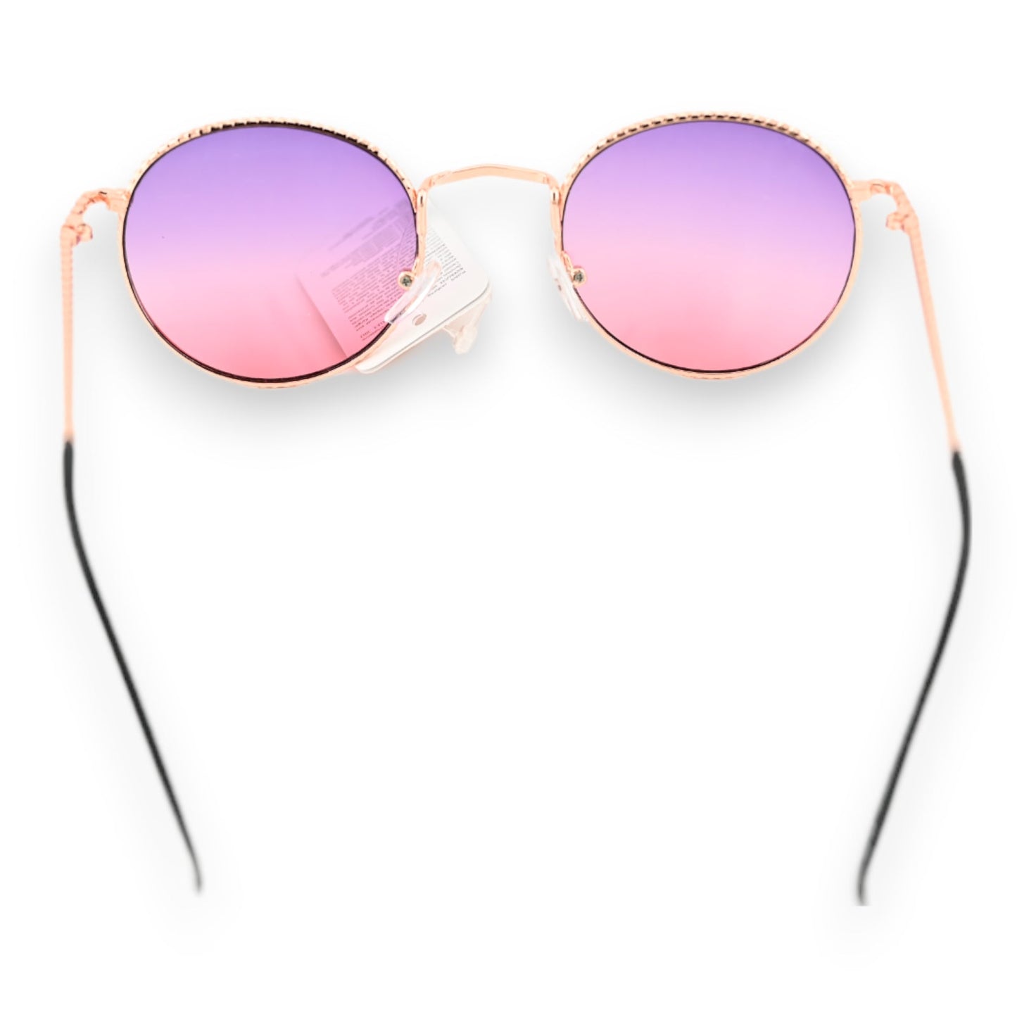 Stylische Sonnenbrille mit rundem Goldrahmen und violett-rosa verlaufenden Gläsern auf weißem Hintergrund