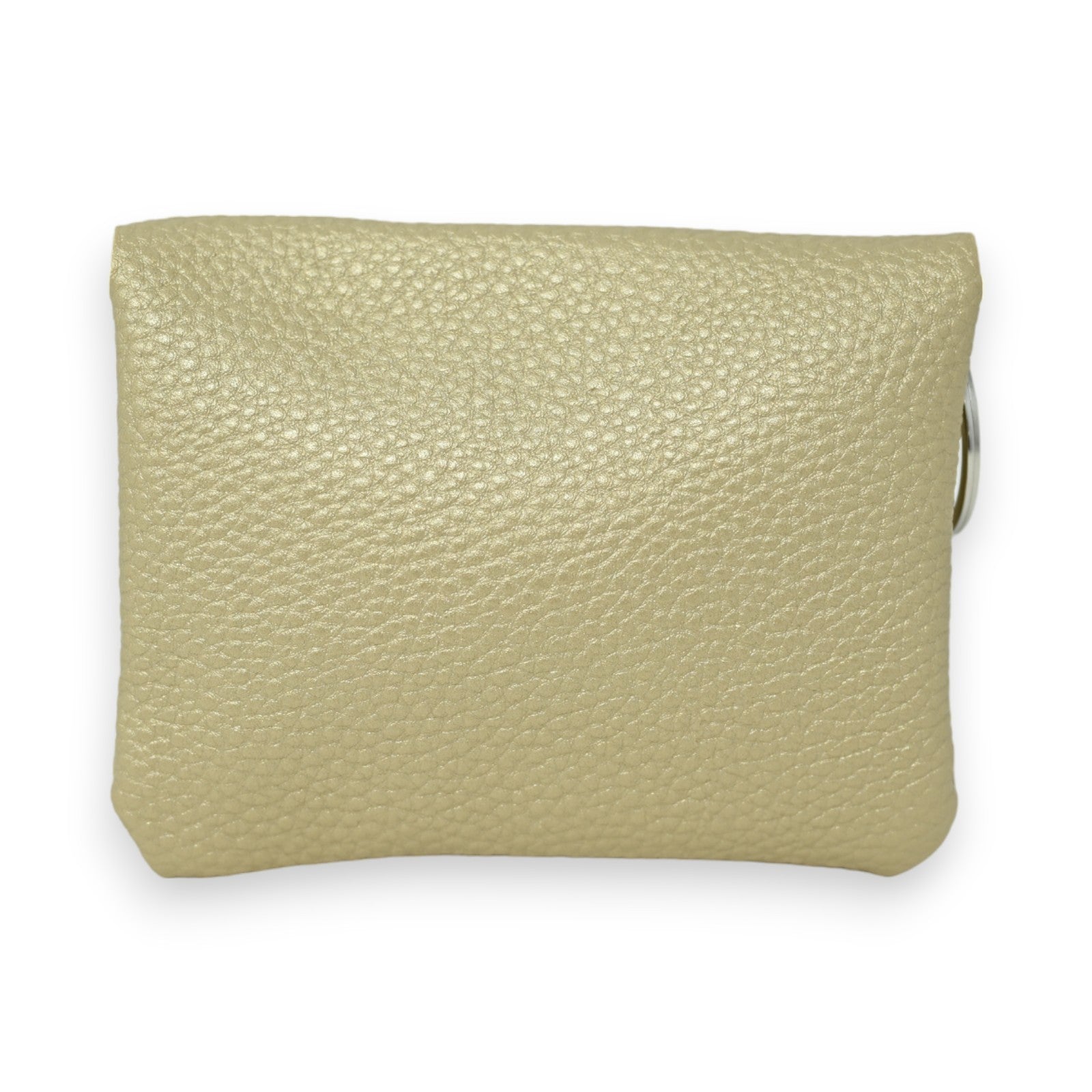 Goldene synthetische Leder-Geldbörse mit genarbter Oberfläche und Metallring, auf weißem Hintergrund