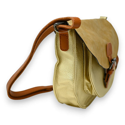 Goldene Umhängetasche aus Leder und Wildleder mit braunem Riemen, Seitenansicht auf weißem Hintergrund
