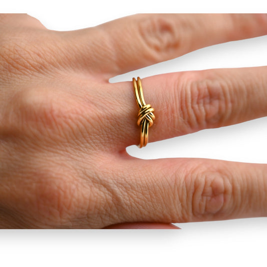 Goldener Stahlring mit Knoten