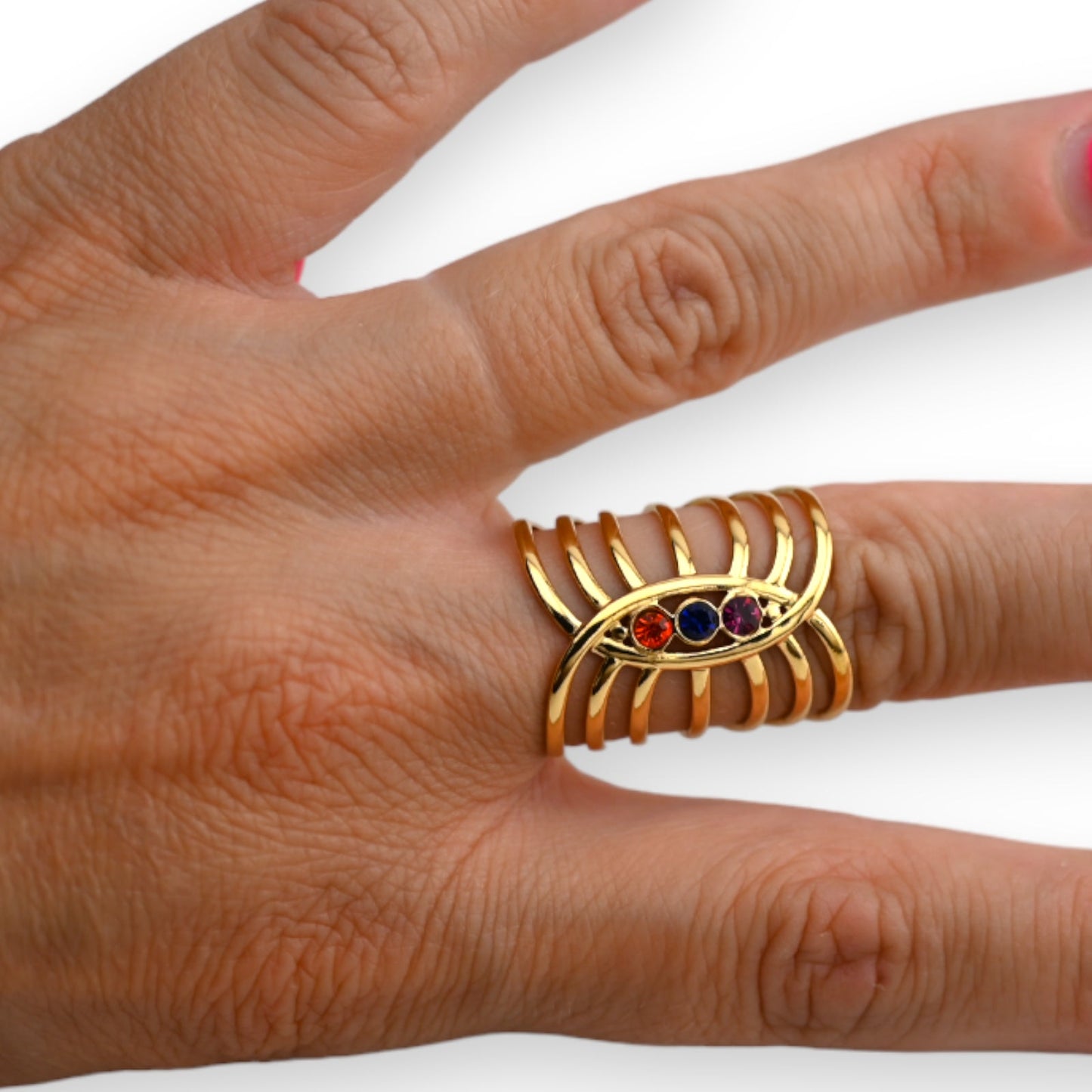 Goldene Ring aus Stahl und Stein