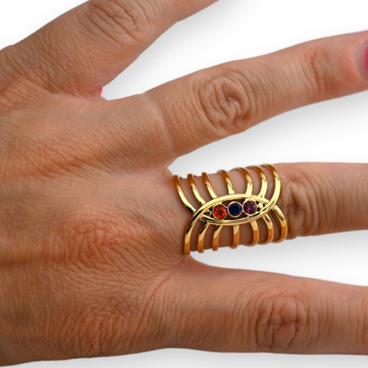 Goldene Ring aus Stahl und Stein