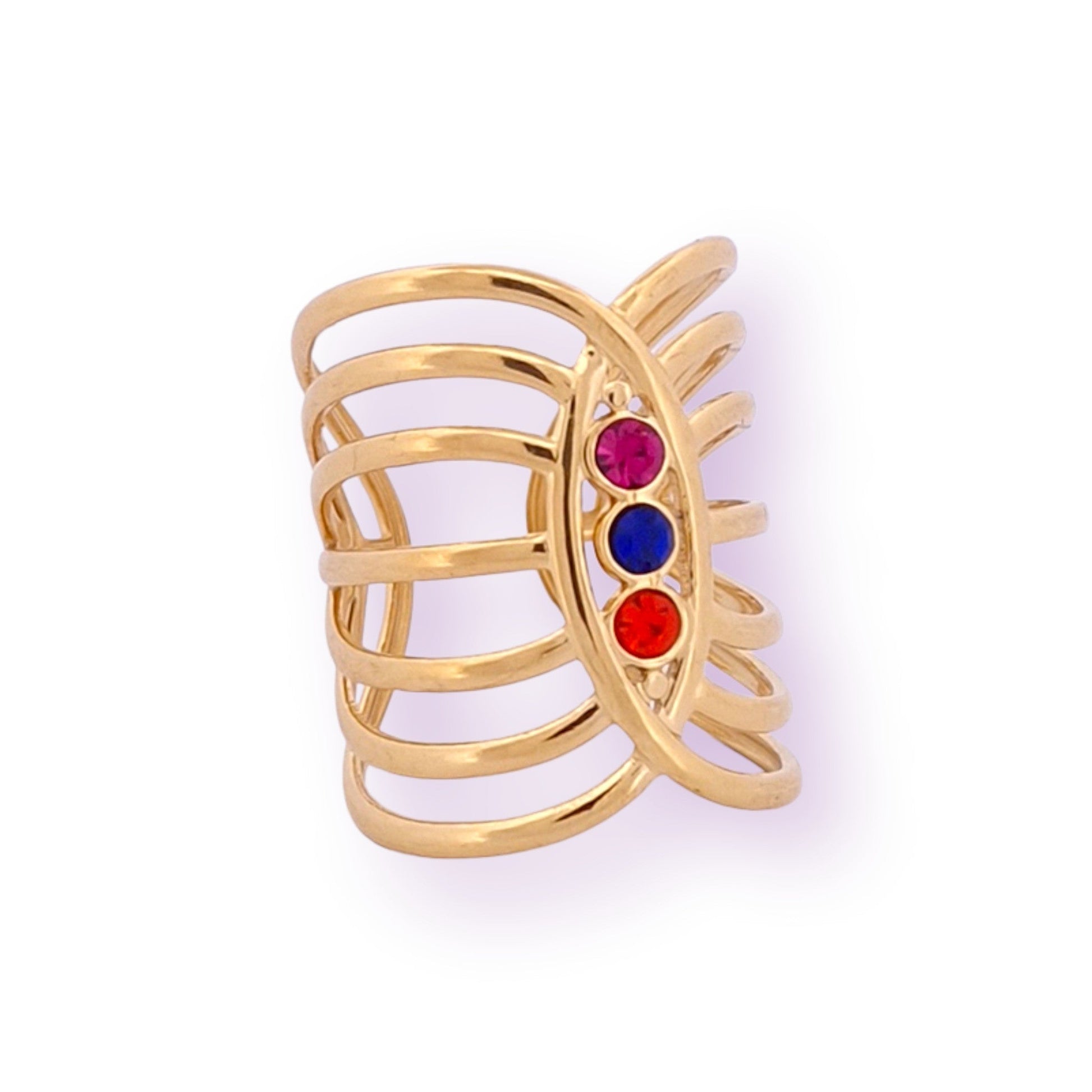 Goldene Ring aus Stahl und Stein