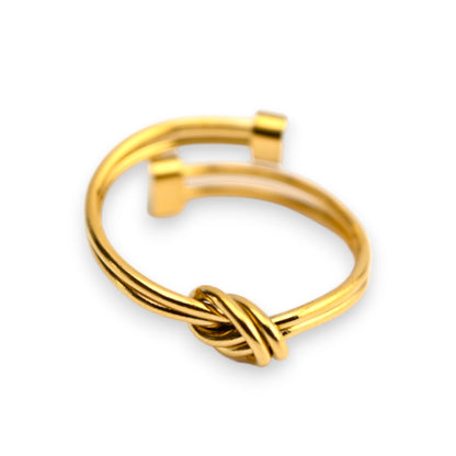 Goldener Stahlring mit elegantem Knoten-Design, minimalistischer Schmuck, modernes Accessoire für Damen