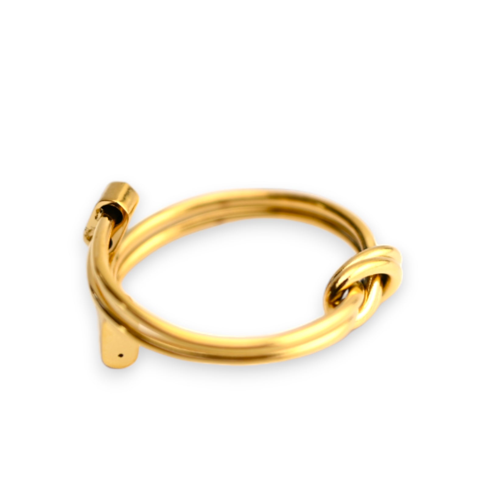 Eleganter goldener Stahlring mit Knotendesign, minimalistischer Schmuck, glänzende Oberfläche, modernes Accessoire